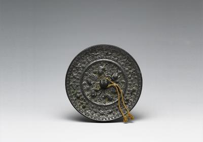 图片[2]-Bronze mirror with peacocks, dragons, lions, and grapevines, early to High Tang dynasty, 7th-8th century-China Archive